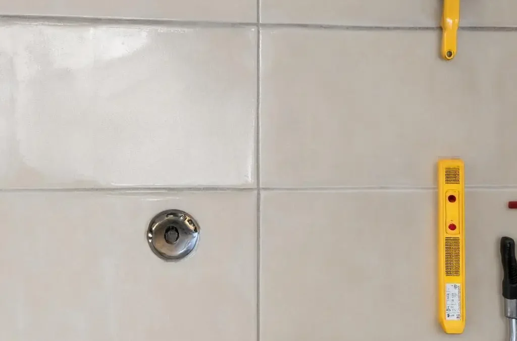 Befliesbare Drückerplatten fachgerecht einbauen: Aufbauhöhe, Fugenbild und Revisionszugang planen